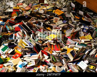 Ein Stapel Vintage-Bücher auf einem Stapel. Stockfoto