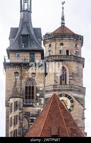 Die beiden Türme der Stiftskirche, Wahrzeichen des historischen Stuttgart, Detailansicht mit Kirchenuhr, Baden-Württemberg, Deutschland Stockfoto