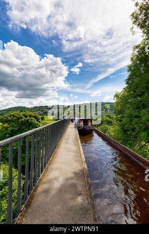 Schmalboot, Kanalboot mit Touristen auf dem Pontcysyllte Aquädukt, schiffbare Trogbrücke, Llangollenkanal, Llangollen, UNESCO-Weltkulturerbe Stockfoto