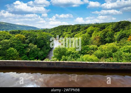 Pontcysyllte Aquädukt, schiffbare Trogbrücke, Llangollen-Kanal, Dee, Flusslandschaft, Sommerwetter, Trevor, Llangollen, UNESCO-Welt Stockfoto