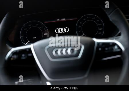Ingolstadt, Deutschland. März 2024. Das Audi Logo ist vor Beginn der jährlichen Pressekonferenz am Lenkrad und auf einem Fahrzeug in der Firmenzentrale zu sehen. Audi präsentiert die Zahlen für das Geschäftsjahr 2023. Quelle: Sven Hoppe/dpa/Alamy Live News Stockfoto