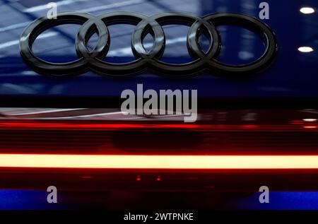 Ingolstadt, Deutschland. März 2024. Das Audi Logo ist vor Beginn der jährlichen Pressekonferenz in der Firmenzentrale auf einem Auto zu sehen. Audi präsentiert die Zahlen für das Geschäftsjahr 2023. Quelle: Sven Hoppe/dpa/Alamy Live News Stockfoto