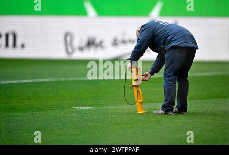 Greenkeeper Gaertner misst Dichte und Feuchtigkeit im Rasen, Clegg Impact Soil Tester, Messgerät zur Bestimmung des pH-Wertes und des Bodens Stockfoto