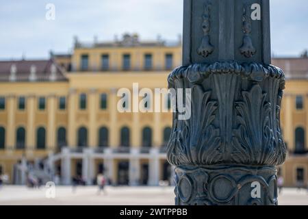 Alte Straßenlaternen mit drei Lampen und rostigem Stab. Stockfoto