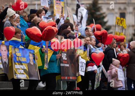 Ukrainische Frauen halten Banner und Porträts vermisster Soldaten bei der friedlichen Demonstration auf dem Maidan-Platz in Kiew am 16. März 2024 Stockfoto