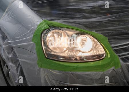 Der Blick auf die neuen Scheinwerfer ändert sich gerade in der Garage Stockfoto