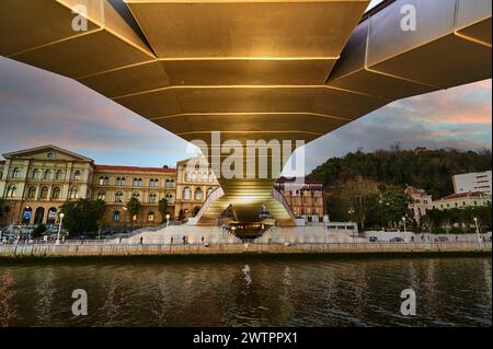 Pedro Arrupe Fußgängerbrücke und Universität Deusto. Bilbao, Vizcaya, Spanien, Europa. Stockfoto