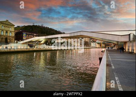 Pedro Arrupe Fußgängerbrücke und Universität Deusto. Bilbao, Vizcaya, Spanien, Europa. Stockfoto