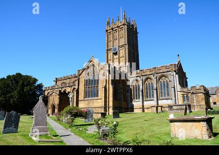 Vorderansicht der St. Marys Minster Church im Stadtzentrum mit dem Friedhof im Vordergrund, Ilminster, Somerseset, Großbritannien, Europa. Stockfoto