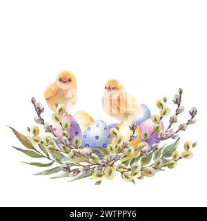 Glückliche Osterkarte, Kranz mit kleinen Küken, Farb-Eier und Frühlingszweige, handgezeichnete Aquarellillustration isoliert auf weißem Hintergrund Stockfoto