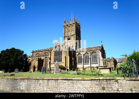 Vorderansicht der St. Marys Minster Church im Stadtzentrum mit dem Friedhof im Vordergrund, Ilminster, Somerset, Großbritannien, Europa. Stockfoto