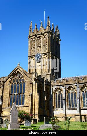 Vorderansicht der St. Marys Minster Church im Stadtzentrum mit dem Friedhof im Vordergrund, Ilminster, Somerset, Großbritannien, Europa. Stockfoto