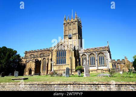 Vorderansicht der St. Marys Minster Church im Stadtzentrum mit dem Friedhof im Vordergrund, Ilminster, Somerset, Großbritannien, Europa. Stockfoto