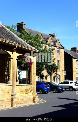 Blick auf das Market House am Marktplatz entlang der East Street im Stadtzentrum, Ilminster, Somerset, Großbritannien, Europa. Stockfoto