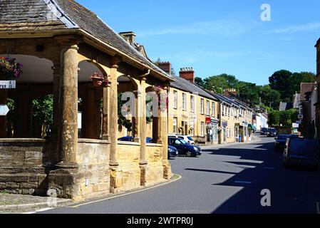 Blick auf das Market House am Marktplatz entlang der East Street im Stadtzentrum, Ilminster, Somerset, Großbritannien, Europa. Stockfoto