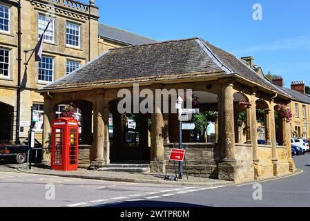 Blick auf das Market House am Marktplatz entlang der East Street im Stadtzentrum, Ilminster, Somerset, Großbritannien, Europa. Stockfoto