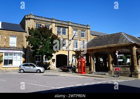 Blick auf das Market House am Marktplatz entlang der East Street im Stadtzentrum, Ilminster, Somerset, Großbritannien, Europa. Stockfoto