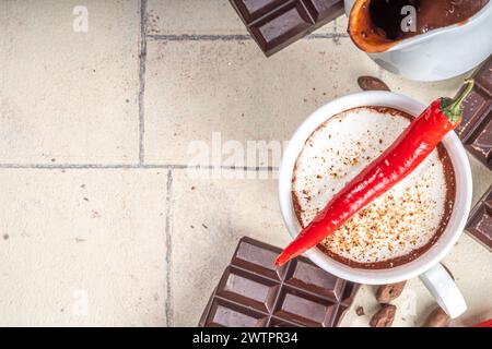 Hausgemachtes Holiday Spicy Mexican Hot Chocolate, heiße Schokolade Kakao Getränk mit Schlagsahne rote Chili Pfeffer Kopie Raum Stockfoto