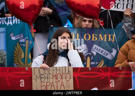 Eine junge ukrainische Frau weint bei einer öffentlichen Demonstration, die gefangenen Soldaten gewidmet ist. Kiew - 16. März 2024 Stockfoto