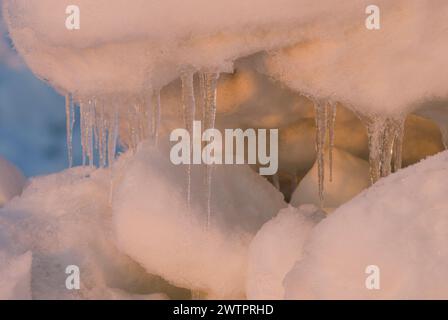 Meereslandschaft mit rauem Packeis über dem Chukchi-Meer im Frühling, vor der Küste des arktischen Dorfes Utqiagvik, arktisches Alaska Stockfoto