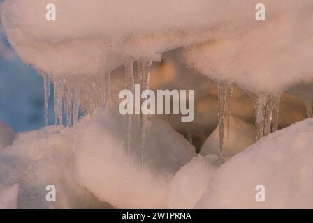 Meereslandschaft mit rauem Packeis über dem Chukchi-Meer im Frühling, vor der Küste des arktischen Dorfes Utqiagvik, arktisches Alaska Stockfoto