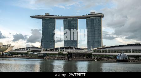 Singapur, 24. Januar 2024: Marina Bay Sands. Das Symbol Singapurs steht stolz in der Skyline der Marina Bay. Markante Architektur, mit drei verbundenen t Stockfoto