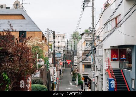 Tokio, Japan - 12. April 2023 : Animationsfilm 'Kimi no Nawa Your Name' Drehort Shinjuku Allee Treppen Stockfoto