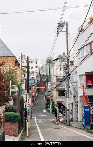 Tokio, Japan - 12. April 2023 : Animationsfilm 'Kimi no Nawa Your Name' Drehort Shinjuku Allee Treppen Stockfoto