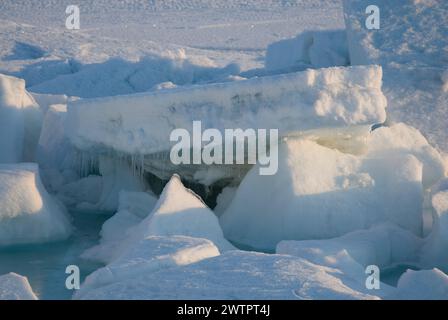 Meereslandschaft mit rauem Packeis über dem Chukchi-Meer im Frühling, vor der Küste des arktischen Dorfes Utqiagvik, arktisches Alaska Stockfoto