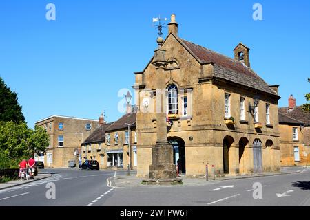 Blick auf das Market House, auch bekannt als Martock Town Hall, entlang der Church Street im Dorfzentrum, Martock, Somerset, Großbritannien, Europa. Stockfoto