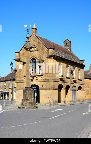 Blick auf das Market House, auch bekannt als Martock Town Hall, entlang der Church Street im Dorfzentrum, Martock, Somerset, Großbritannien, Europa. Stockfoto