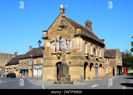 Blick auf das Market House, auch bekannt als Martock Town Hall, entlang der Church Street im Dorfzentrum, Martock, Somerset, Großbritannien, Europa. Stockfoto