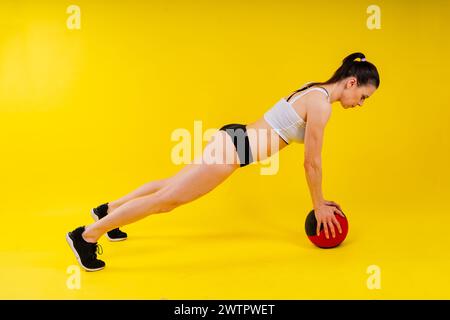 Eine starke Frau übt Sport mit Schlägen. Stärke und Motivation. Stockfoto