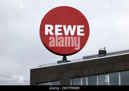 Reklame eines REWE Supermärkte in der Innenstadt. Themenbild, Symbolbild Köln, 18.03.2024 NRW Deutschland *** Werbung für einen REWE Supermarkt in der Innenstadt Themenbild, Symbolbild Köln, 18 03 2024 NRW Deutschland Copyright: XChristophxHardtx Stockfoto