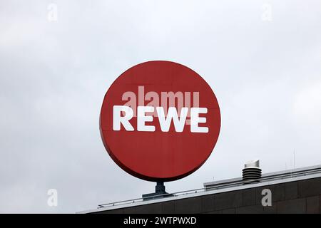 Reklame eines REWE Supermärkte in der Innenstadt. Themenbild, Symbolbild Köln, 18.03.2024 NRW Deutschland *** Werbung für einen REWE Supermarkt in der Innenstadt Themenbild, Symbolbild Köln, 18 03 2024 NRW Deutschland Copyright: XChristophxHardtx Stockfoto