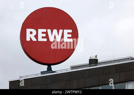 Reklame eines REWE Supermärkte in der Innenstadt. Themenbild, Symbolbild Köln, 18.03.2024 NRW Deutschland *** Werbung für einen REWE Supermarkt in der Innenstadt Themenbild, Symbolbild Köln, 18 03 2024 NRW Deutschland Copyright: XChristophxHardtx Stockfoto