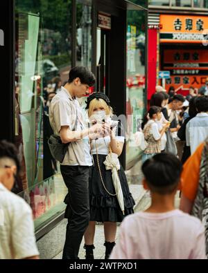 Junge Käufer auf Takeshita Dori in Harajuku, Tokio, Japan - Juni 2024 Stockfoto