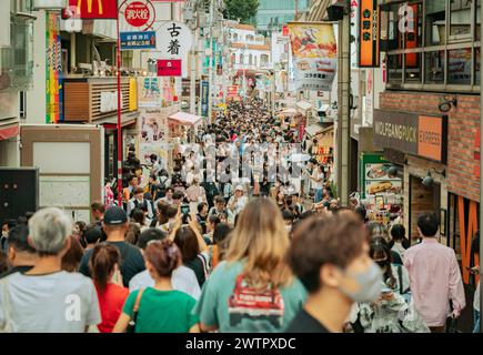 Junge Käufer auf Takeshita Dori in Harajuku, Tokio, Japan - Juni 2024 Stockfoto