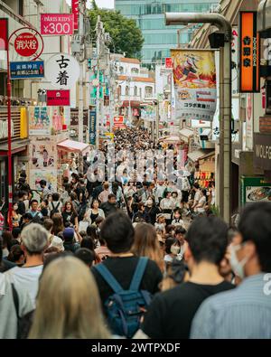 Junge Käufer auf Takeshita Dori in Harajuku, Tokio, Japan - Juni 2024 Stockfoto