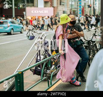 Junge Käufer auf Takeshita Dori in Harajuku, Tokio, Japan - Juni 2024 Stockfoto