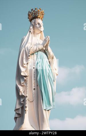 Lourdes, Frankreich - 28. August 2021: Skulptur der gekrönten Jungfrau Maria im Heiligtum von Lourdes, fotografiert in Frankreich Stockfoto