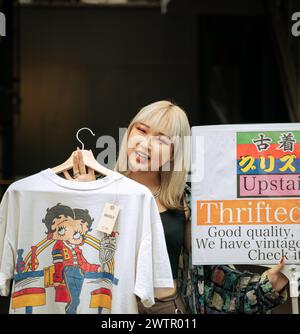 Junge Käufer auf Takeshita Dori in Harajuku, Tokio, Japan - Juni 2024 Stockfoto