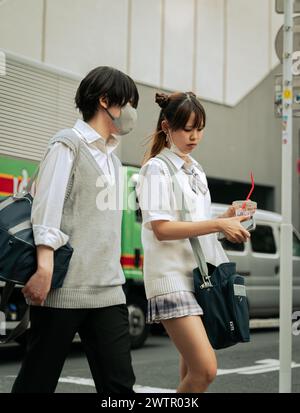 Junge Käufer auf Takeshita Dori in Harajuku, Tokio, Japan - Juni 2024 Stockfoto