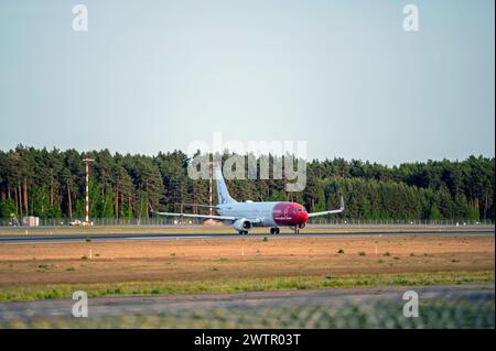 Riga, Lettland, 27. Mai 2023: Norwegisches Flugzeug Boeing 737 max. (LN-DYR) Ankunft am Flughafen Riga/RIX Stockfoto