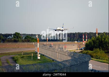 Riga, Lettland, 27. Mai 2023: Ryanair Boeing 737-8AS (EI-EKO) Ankunft am Flughafen Riga/RIX Stockfoto