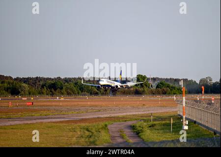 Riga, Lettland, 27. Mai 2023: Ryanair Boeing 737-8AS (EI-EKO) Ankunft am Flughafen Riga/RIX Stockfoto