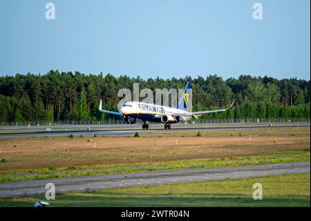 Riga, Lettland, 27. Mai 2023: Ryanair Boeing 737-8AS (SP-RSV) Ankunft am Flughafen Riga/RIX Stockfoto