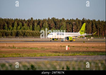 Riga, Lettland, 27. Mai 2023: Der AirBaltic Airbus A220-300 YL-AAS startet vom Flughafen RIX Stockfoto