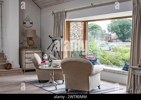 Teleskop im Bildfenster mit Blick auf die Küste von Blakeney, Norfolk, Großbritannien Stockfoto