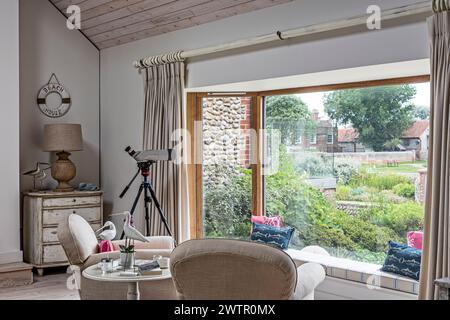 Teleskop im Bildfenster mit Blick auf die Küste von Blakeney, Norfolk, Großbritannien Stockfoto